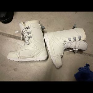 Women’s snowboarding boots